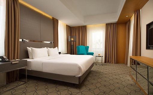 DoubleTree by Hilton Hotel Kazan City Center - Люкс с одной спальней, большой кроватью (king size) и балконом - В номере