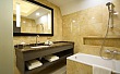 DoubleTree by Hilton Hotel Kazan City Center - Люкс с 1 спальней и балконом с кроватью размера "king-size" - Ванная комната